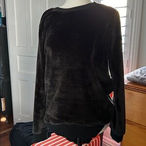 GAIAM Plush Cozy Women's Pullover Black
Size medium